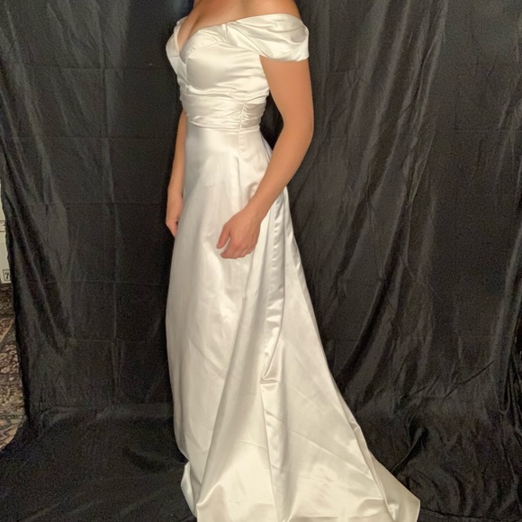 Wedding dress - Picture 2 of 3